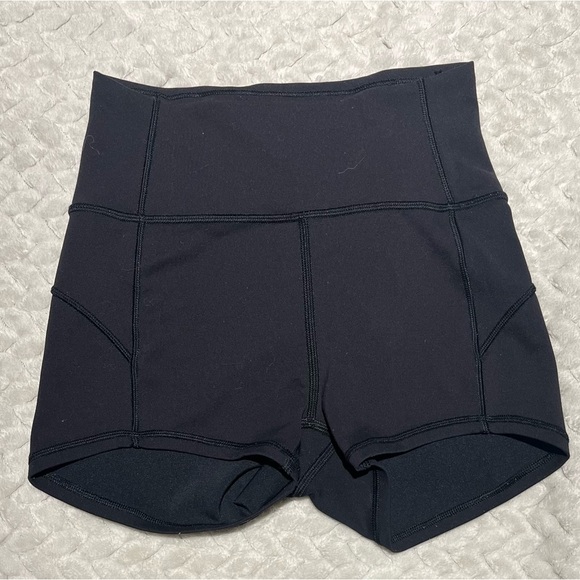 Lululemon in movement short Everlux 2.5’ size 2 - Picture 3 of 5